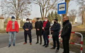 Chodniki przy wiatach autobusowych w Stradomii Dolnej (1)