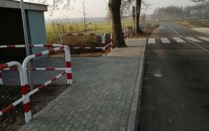 Chodniki przy wiatach autobusowych w Stradomii Dolnej (3)