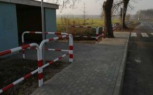 Chodniki przy wiatach autobusowych w Stradomii Dolnej (4)