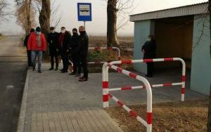 Chodniki przy wiatach autobusowych w Stradomii Dolnej (5)
