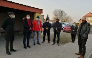 Chodniki przy wiatach autobusowych w Stradomii Dolnej (6)