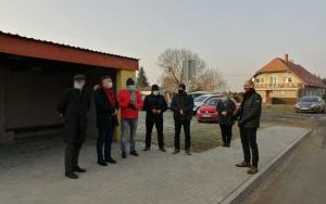 Chodniki przy wiatach autobusowych w Stradomii Dolnej (8)