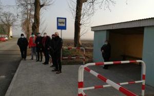Chodniki przy wiatach autobusowych w Stradomii Dolnej (10)