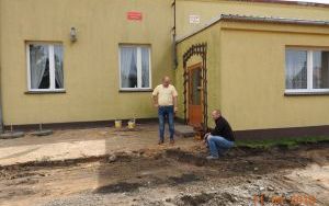 Utwardzenie kostką działki świetlicy w Miłowicach (2)